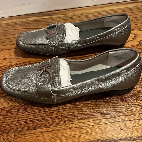 NWOT St. John’s Bay Silver Leather Flats Size 9 - Picture 5 of 7